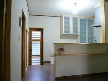 居間とキッチンがオープンになり、今の壁も塗り替え新しい部屋の様になりました。