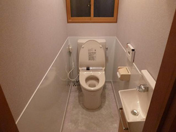 真っ白の空間に木の色がアクセントになる、お洒落なトイレに変わりました。