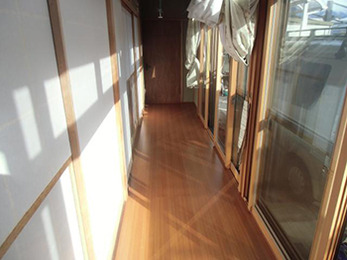 傷んでいた、床まで綺麗に直していただきました。