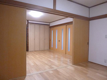 西日の差し込む、落ち着いた優しい雰囲気のお部屋になりました。