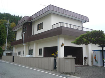 職人さん達の一生懸命に施工を行っている姿を見て、感動しました。