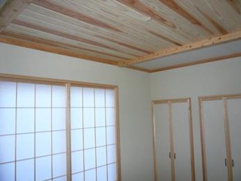 お勧めされた壁材の「カオリンの壁」は、天然の材料らしい味が有って面白いです。