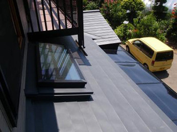 明り窓がついたおかげで、日差しが入り込む柔らかい印象のリビングになりました。