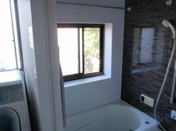 抑えられる費用は抑えつつ、傷んだ床もユニットバスも綺麗に生まれ変わり満足です。