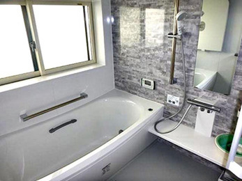 手すりが付いたことで高齢の母でも使いやすく、冬も暖かい浴室になりました。