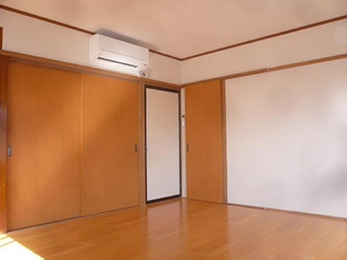 傷んでいた床も張り変わり、安全で日差しが差し込むリビングになりました。