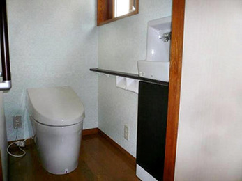 タンクレスでスペースが広く、便利なトイレに生まれ変わりました。