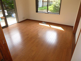 しっかりとした床板に張り替え、断熱加工で冬も暖かいリビングになりました。