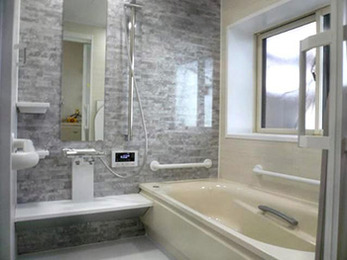 トイレ、浴室ともに手すりを付け浴室をユニットバスにし、二世帯リフォームに向けた準備ができそうです。