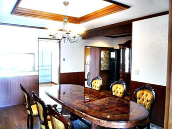 こだわりの家具にぴったりの、広々として優雅なリビングが完成し、とても嬉しいです。