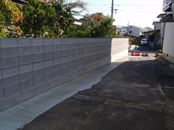 目隠しの塀のお陰で、もうお隣様にも迷惑がかからず過ごしてもらえます。