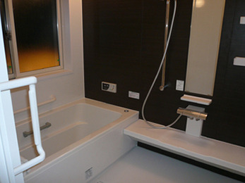 手すりのついたバリアフリー仕様の浴室で安心です。