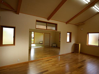 木の温もりを感じる、落ち着いたお部屋になりました。