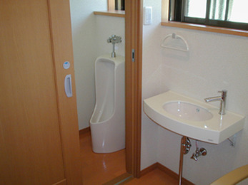 段差がなく、引き戸で開け閉めしやすい便利なトイレになって嬉しいです。