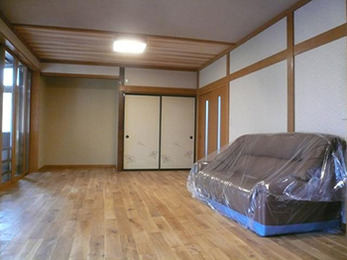 洋風のフローリングと和室のテイストを合わせた新しいリビングルームに生まれ変わりました。