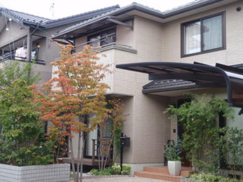 新しい庇を取り付けた事で、洗濯物が雨で濡れる心配が無くなりました。