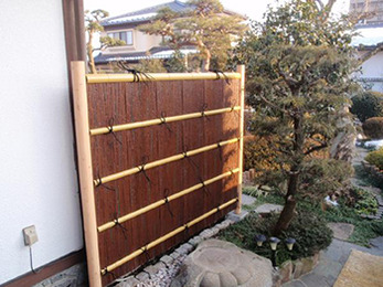 竹垣の高さもピッタリに調整していただいて、スッキリ収まりました。