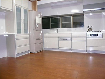 とにかく明るくなり、料理をするのが楽しみに成りました。今まで苦労していた掃除もいつでも手軽にできます。