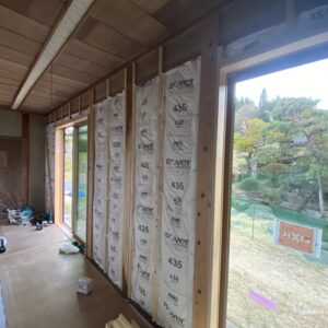 サッシ取り付け・断熱材充填